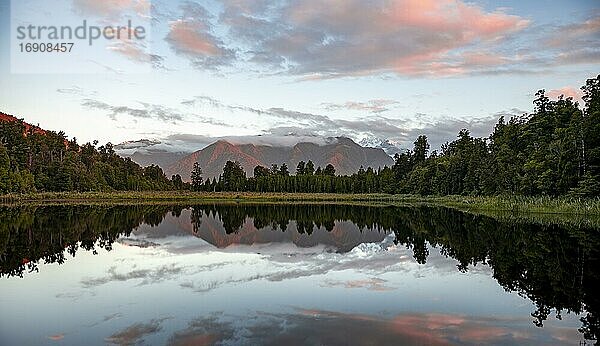 Sonnenuntergang  Mt. Cook  Spiegelung im Lake Matheson  Mount-Cook-Nationalpark  Westland Nationalpark  Neuseeländische Alpen  Südinsel  Neuseeland  Ozeanien
