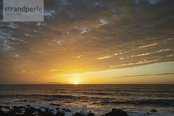 Dramatischer Wolkenhimmel  Sonnenuntergang am Meer  hinten die Insel El Hierro  Valle Gran Rey  La Gomera  Kanaren  Spanien  Europa