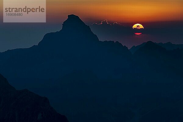 Dramatischer Sonnenuntergang mit Gipfel des Hochvogels  Elmen  Allgäuer Alpen  Außerfern  Tirol  Österreich  Europa