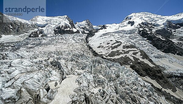La Jonction  Gletscherzunge  Glacier des Bossons trifft auf Glacier de Taconnaz  Gipfel des Mont Maudit  Mont Blanc  Chamonix  Haute-Savoie  Frankreich  Europa
