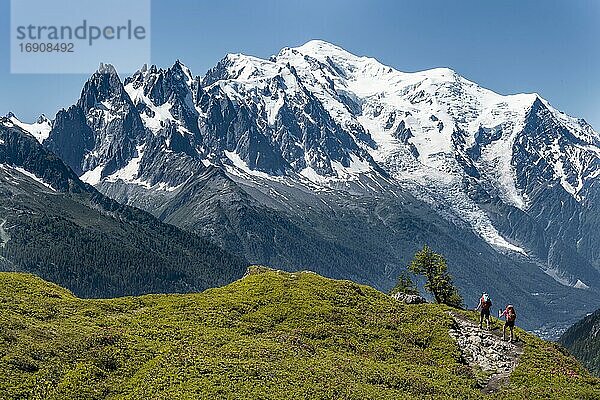 Wanderer auf Wanderweg  Bergpanorama vom Aiguillette des Posettes  hinten Gipfel Aiguille du Midi und Mont Blanc  Chamonix  Haute-Savoie  Frankreic (Wanderer) auf Wanderweg  Bergpanorama vom Aiguillette des Posettes  hinten Gipfel Aiguille du Midi und Mont Blanc  Chamonix  Haute-Savoie  Frankreich  Europa