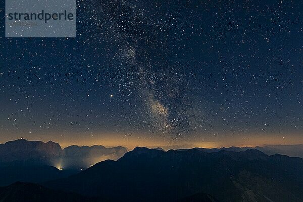 Nachthimmel mit Sternen und Milchstraße über Lechtaler Bergen  Reutte  Ammergauer Alpen  Tirol  Österreich  Europa