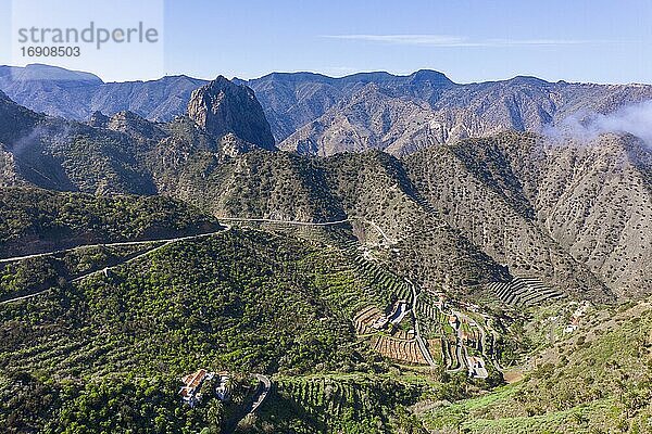 Siedlung Tamargada und Berg Roque Cano  bei Vallehermosos  Drohnenaufnahme  La Gomera  Kanaren  Spanien  Europa