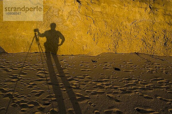 Der Schatten eines Fotografen an einem Sandstrand  Algarve  Portugal  Europa