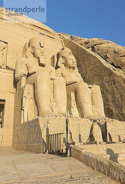 Kolossale Statuen im Tempel des Ramses II. von Abydos von Ramses II.  Abu Simbel  Ägypten  Afrika