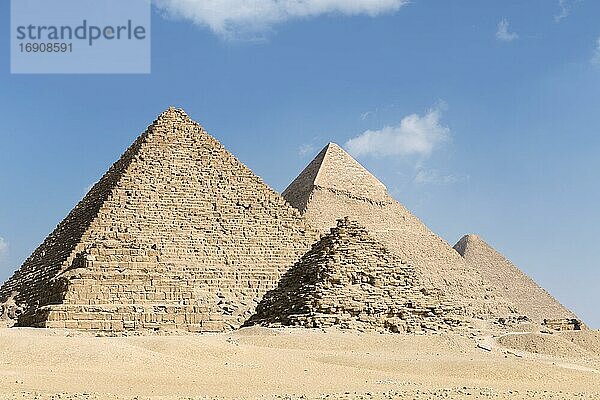 Die drei Hauptpyramiden mit zwei der drei Pyramiden der Königin im Vordergrund  Gizeh  Ägypten  Afrika