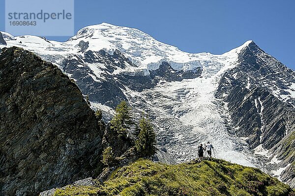 Wanderer auf dem Wanderweg La Jonction  Gletscher Glacier de Taconnaz  Gipfel des Mont Blanc und Aiguille de Bionnassay  rechts Mont Blanc  Chamonix  Haute-Savoie  Frankreich  Europa