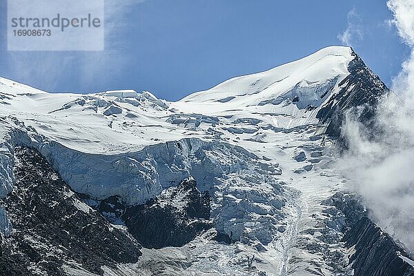 Hochalpine Berglandschaft  Gipfel Aiguille du Goûter mit Gletscher  Glacier de Taconnaz  hinten Mont Blanc  Chamonix  Haute-Savoie  Frankreich  Europa