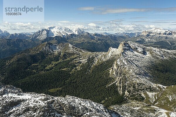 Aussicht vom Lagazuoi  2778 m  Falzarego-Pass  hinten Marmolata Gletscher  Dolomiten  Italien  Europa