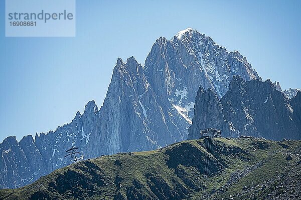 Gondelstation  Mittelstation des Aiguille du Midi  hinten Berggipfel Aiguille Verte  Chamonix  Haute-Savoie  Frankreich  Europa