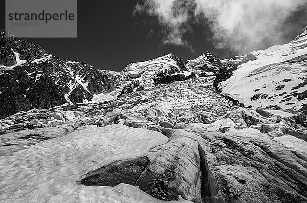 La Jonction  Gletscherzunge  Glacier des Bossons trifft auf Glacier de Taconnaz  Gipfel des Mont Maudit  Mont Blanc  Chamonix  Haute-Savoie  Frankreich  Europa