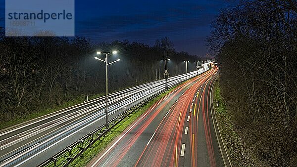 Lichtspuren im nächtlichen Straßenverkehr  Autobahn  Magdeburg  Sachsen-Anhalt  Deutschland  Europa