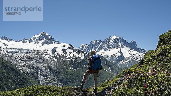 Wanderin blickt in die Ferne  Bergpanorama vom Aiguillette des Posettes  links Gipfel des Aiguille Verte (rechts) Aiguille du Midi und Mont Blanc  Chamonix  Haute-Savoie  Frankreich  Europa