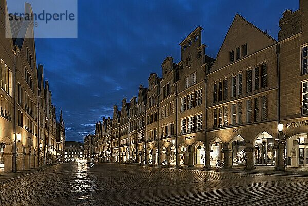 Beleuchtete historische Giebelhäuser abends zur blauen Stunde  Prinzipalmarkt  Münster  Nordrhein-Westfalen  Deutschland  Europa