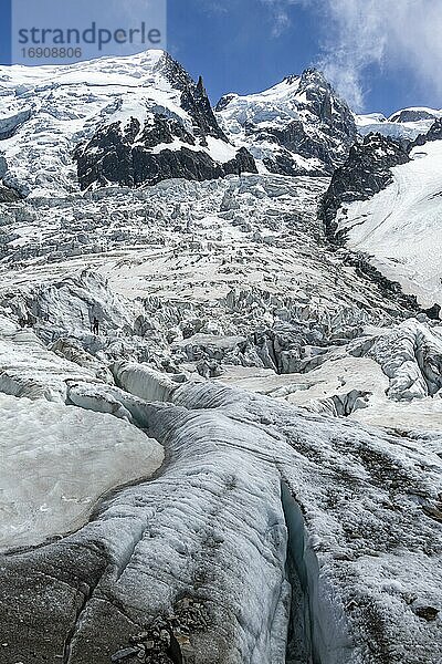La Jonction  Gletscherzunge  Glacier des Bossons trifft auf Glacier de Taconnaz  Gipfel des Mont Maudit und Mont Blanc  Chamonix  Haute-Savoie  Frankreich  Europa