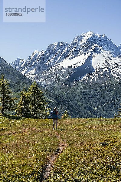 Wanderin blickt auf Bergpanorama vom Aiguillette des Posettes  Gipfel des Aiguille Verte  Chamonix  Haute-Savoie  Frankreich  Europa