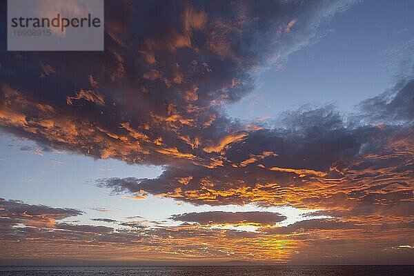 Dramatischer Wolkenhimmel  Abendstimmung am Meer  La Gomera  Kanaren  Spanien  Europa