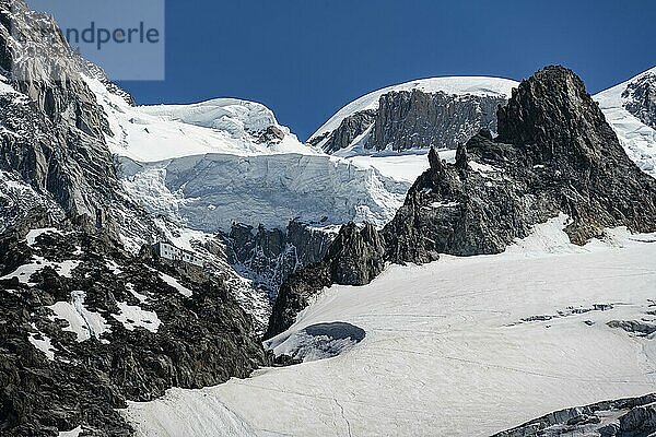 Hochalpine Berglandschaft  Refuge des Grands Mulets  Berghütte über La Jonction  Gletscherzunge  Glacier des Bossons  hinten Mont Blanc  Chamonix  Haute-Savoie  Frankreich  Europa