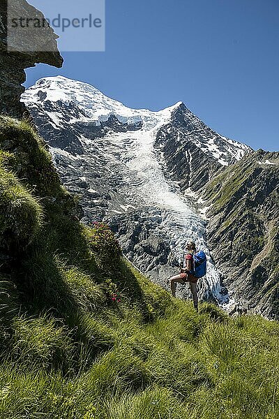 Wanderin vor Gletscher  Wanderweg La Jonction  Gletscher Glacier de Taconnaz  Gipfel des Mont Blanc und Aiguille de Bionnassay  rechts Mont Blanc  Chamonix  Haute-Savoie  Frankreich  Europa