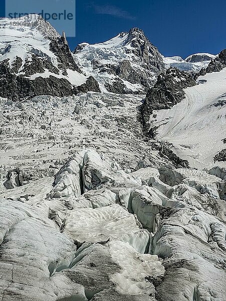 La Jonction  Gletscherzunge  Glacier des Bossons trifft auf Glacier de Taconnaz  Gipfel des Mont Maudit und Mont Blanc  Chamonix  Haute-Savoie  Frankreich  Europa