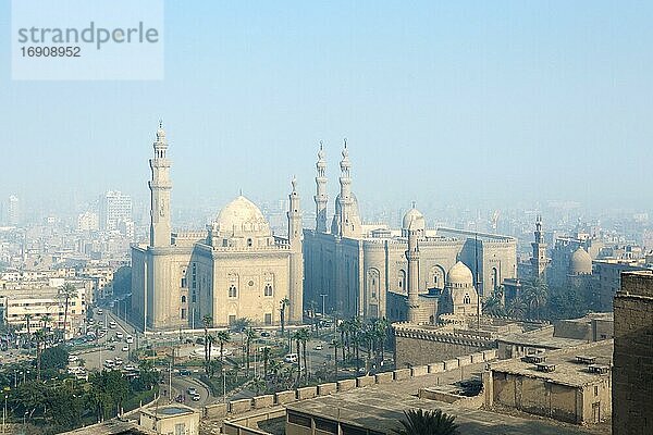 Die Moschee und Koranschule Sultan-Hasan-Moschee  Blick von der Zitadelle von Kairo  Ägypten  Afrika