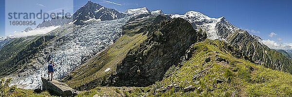 Wanderin vor Gletscherzunge  links Glacier des Bossons  rechts Glacier de Taconnaz  links Gipfel des Aiguille du Midi  rechts Mont Blanc  Chamonix  Haute-Savoie  Frankreich  Europa