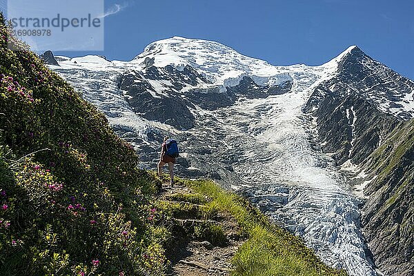 Wanderin auf Wanderweg  Berglandschaft  Ausblick auf Gletscher Glacier de Taconnaz  Wanderung La Jonction  Chamonix  Haute-Savoie  Frankreich  Europa