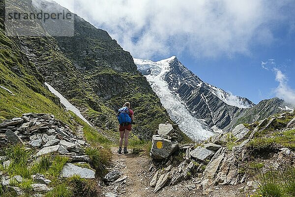 Wanderin auf Wanderweg  Wanderweg La Jonction  Gletscher Glacier de Taconnaz  Gipfel des Aiguille de Bionnassay  rechts Mont Blanc  Chamonix  Haute-Savoie  Frankreich  Europa