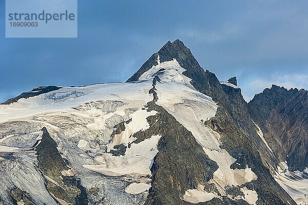 Blick auf den Gipfel des Großglockner  Berg  Alpen  Nationalpark Hohe Tauern  Österreich  Europa