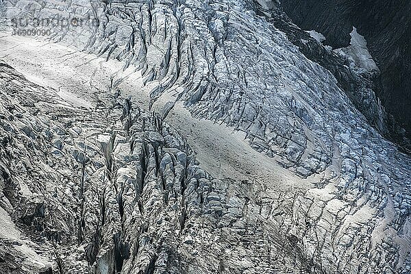 Gletschereis mit Gletscherspalten  Gletscherzunge  Glacier des Bossons  La Jonction  Chamonix  Haute-Savoie  Frankreich  Europa