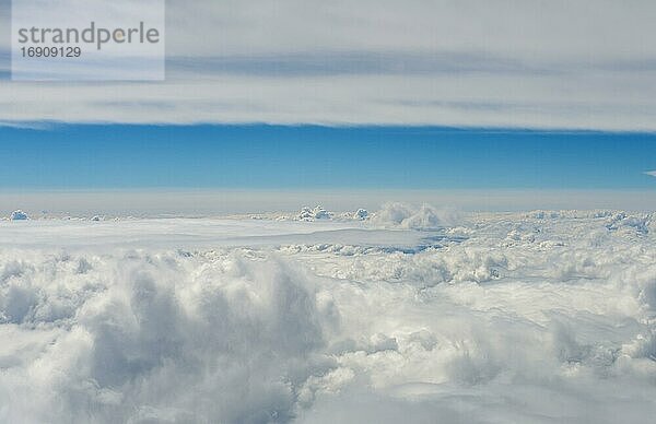 Blick über die Wolken  Wolkenhimmel  Luftaufnahme aus dem Flugzeug  Neuseeland  Ozeanien
