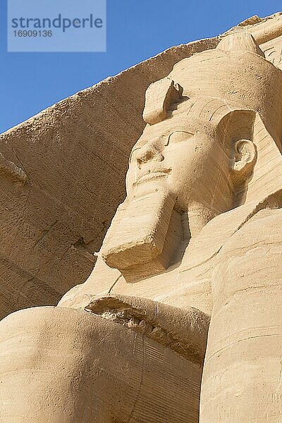 Kolossale Statue im Tempel des Ramses II. von Abydos von Ramses II.  Abu Simbel  Ägypten  Afrika