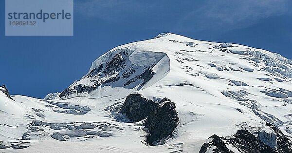 Hochalpine Berglandschaft  Gipfel Dôme du Goûter mit Gletscher  Chamonix  Haute-Savoie  Frankreich  Europa