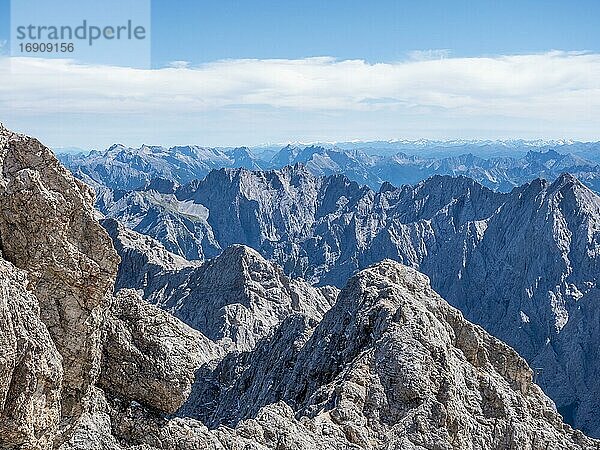 Panorama der Alpen von der Zugspitze  Zugspitze  Allgäu  Bayern  Deutschland  Europa