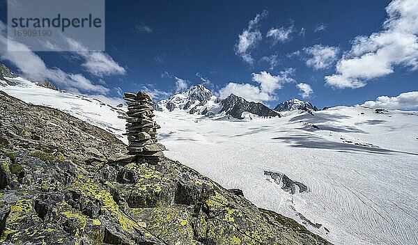 Steinmännchen am Wanderweg  Glacier du Tour  Gletscher und Berggipfel  Hochalpine Landschaft  links Aiguille du Chardonnet  Chamonix  Haute-Savoie  Frankreich  Europa