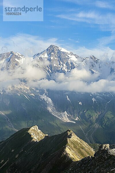 Blick von der Edelweißspitze zum Großen Wiesbachhorn  Großglockner Hochalpenstraße  Hohe Tauern  Land Salzburg  Österreich  Europa