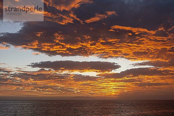 Dramatischer Wolkenhimmel  Abendstimmung am Meer  hinten die Insel El Hierro  Valle Gran Rey  La Gomera  Kanaren  Spanien  Europa