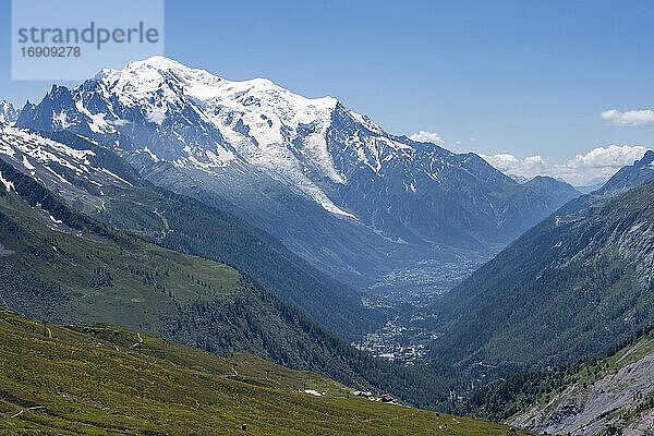 Blick vom Col de Balme  Tal und Aiguille du Midi und Mont Blanc  Chamonix  Haute-Savoie  Frankreich  Europa