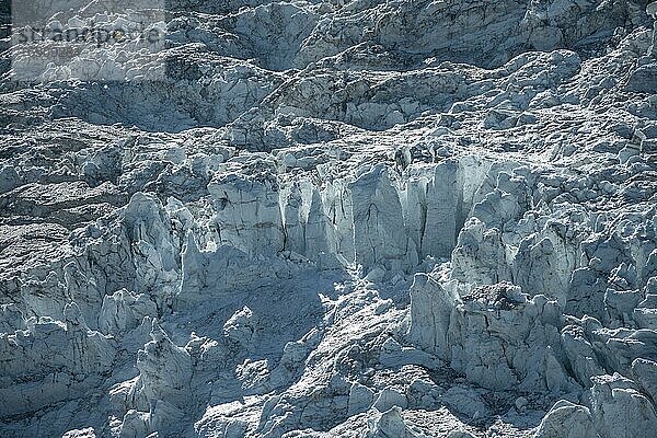 Zerfurchtes Gletschereis  Gletscherzunge  Glacier des Bossons  La Jonction  Chamonix  Haute-Savoie  Frankreich  Europa