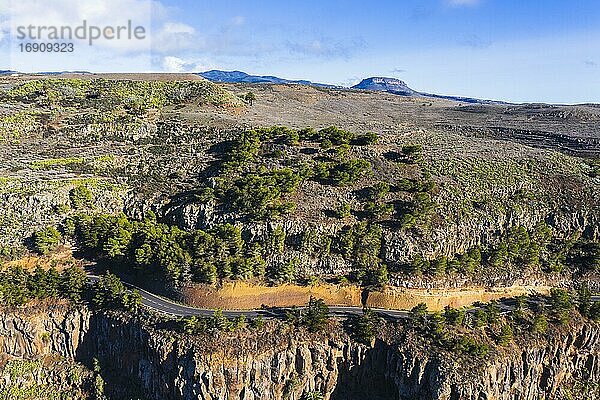 Bergstraße im Valle Gran Rey  hinten Tafelberg Fortaleza  Drohnenaufnahme  La Gomera  Kanaren  Spanien  Europa