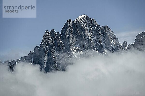 Berggipfel in Wolken  Aiguille Verte  Chamonix  Haute-Savoie  Frankreich  Europa