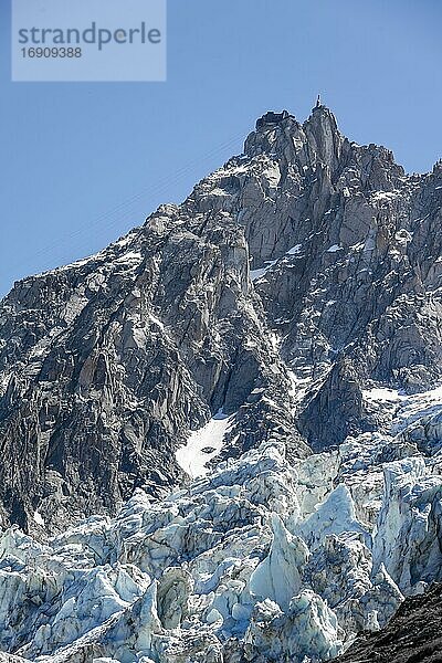 Hochalpine Berglandschaft  Gletscherzunge  Glacier des Bossons  Gipfel Aiguille du Midi  Chamonix  Haute-Savoie  Frankreich  Europa