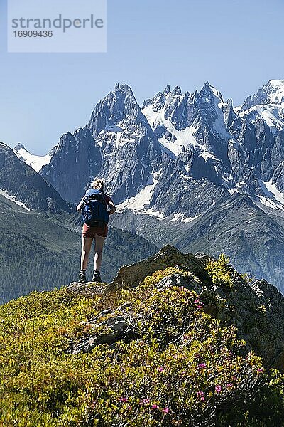 Wanderin blickt auf Bergpanorama vom Aiguillette des Posettes  Aiguille du Midi  Chamonix  Haute-Savoie  Frankreich  Europa