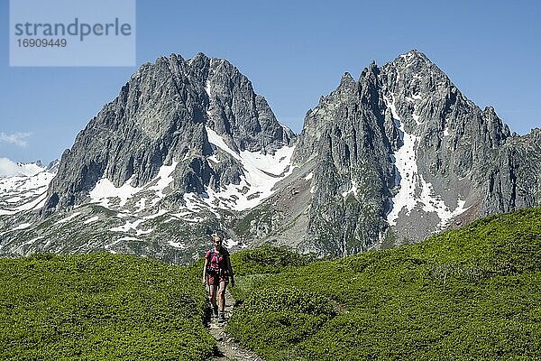 Wanderin auf Wanderweg zum Aiguillette des Posettes  hinten Gipfel des Aiguille du Bélvèdere und Aoguille de la Floria  Chamonix  Haute-Savoie  Frankreich  Europa