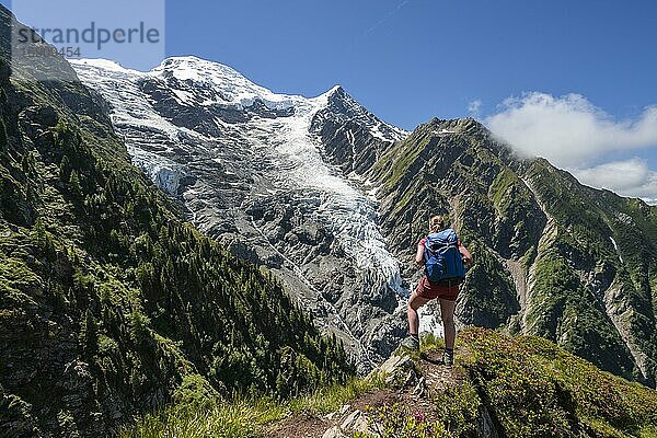 Wanderin auf Wanderweg  Berglandschaft  Ausblick auf Gletscher Glacier de Taconnaz  Wanderung La Jonction  Chamonix  Haute-Savoie  Frankreich  Europa