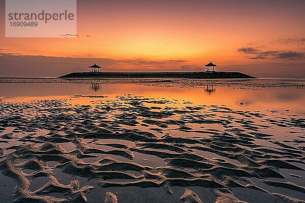 Blick aufs Meer und hinduistische Tempel  Sonnenaufgang am Strand bei Ebbe  Sanur  Bali