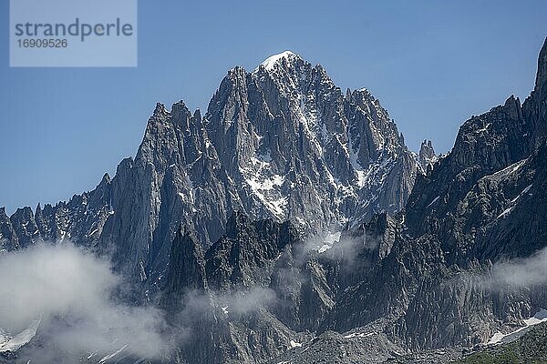 Berggipfel in Wolken  Aiguille Verte  Chamonix  Haute-Savoie  Frankreich  Europa