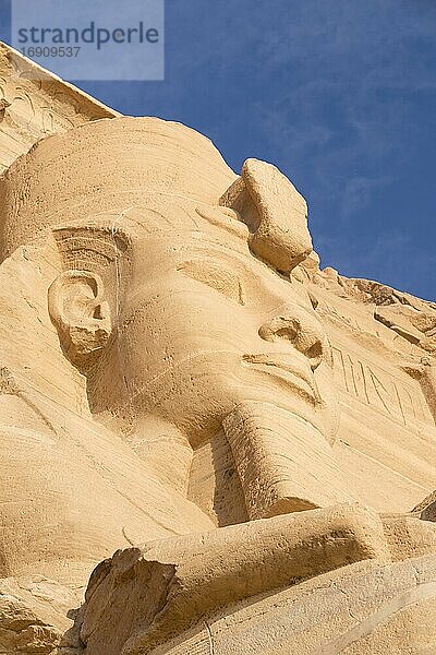 Kolossale Statue im Tempel des Ramses II. von Abydos von Ramses II.  Abu Simbel  Ägypten  Afrika