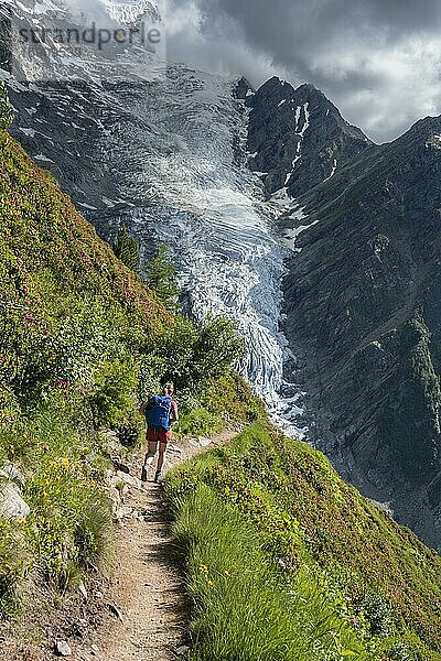 Wanderin auf Wanderweg  Glacier de Taconnaz  Blick von der Wanderung La Jonction  Chamonix  Haute-Savoie  Frankreich  Europa