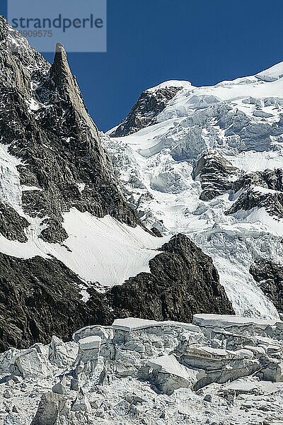Hochalpine Berglandschaft  Glacier des Bossons  hinten Mont Blanc  Chamonix  Haute-Savoie  Frankreich  Europa